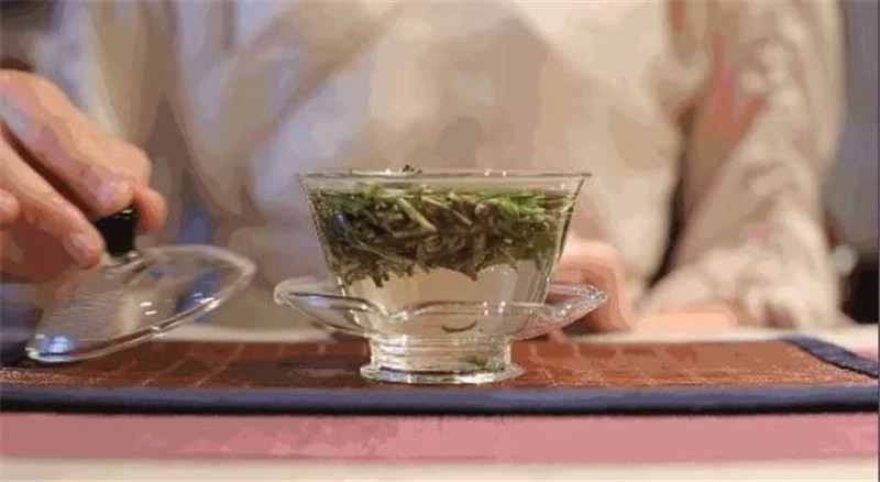 開卷有益｜茶人高手速成班：茶葉創(chuàng)新泡法，冷泡“水云茶”。