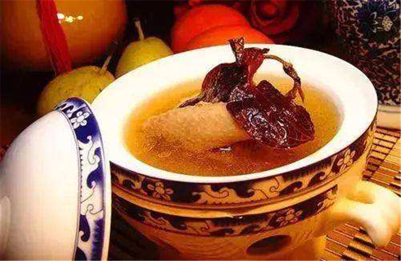 簡小葉食譜｜金線蓮?fù)岭u湯，具有清熱涼血、滋補肝臟之效。