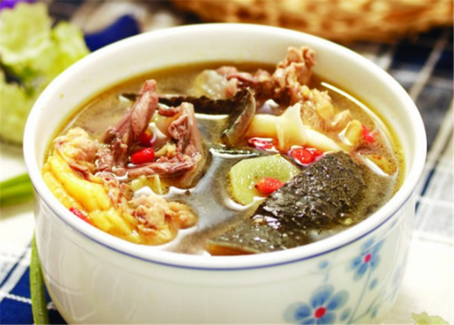 簡小葉食譜｜金線蓮甲魚湯，具有平肝火、降血壓、除斑之效。