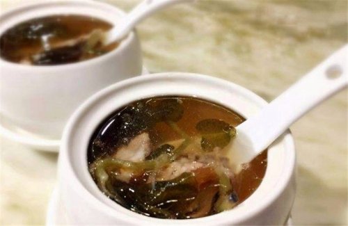 簡小葉食譜｜金線蓮排骨湯，此湯具有健脾、潤肺、保肝、祛濕之效。
