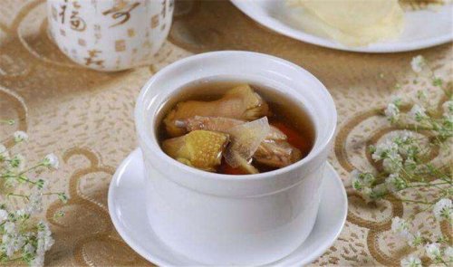 簡小葉食譜｜金線蓮鴿子湯：此湯具有滋腎益氣，祛風(fēng)解毒之效。